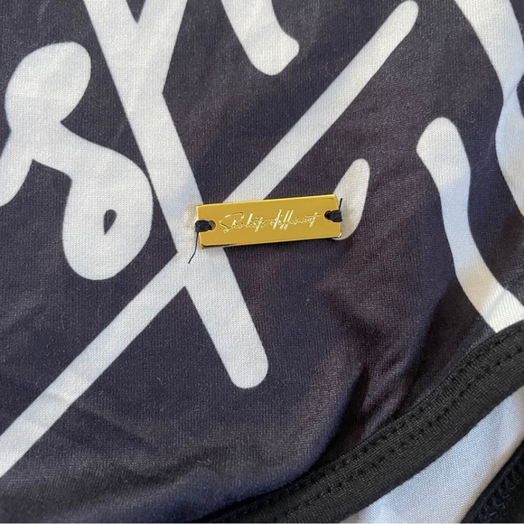 CAKE She Hits Different signature tee L - Picture 4 of 8